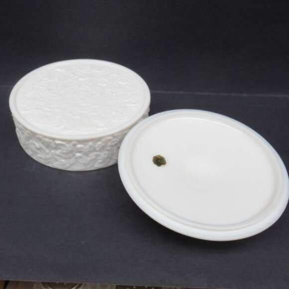 Westmoreland Milk Glass MAPLE LEAF BRAMBLE 6 Inch Chocolate Box with Lid, OL - Picture 4 of 4
